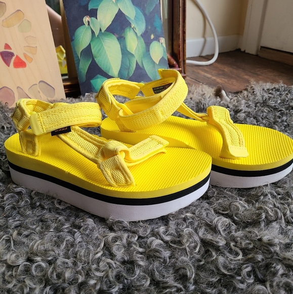 NWOT Teva Flatform Universal Mesh Print Limelight - Picture 7 of 9